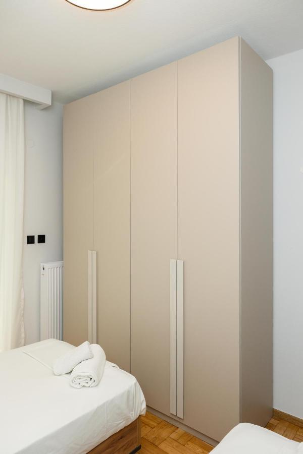 Elegance Apartment 2 Bedroom Suites Tesalonika Bagian luar foto